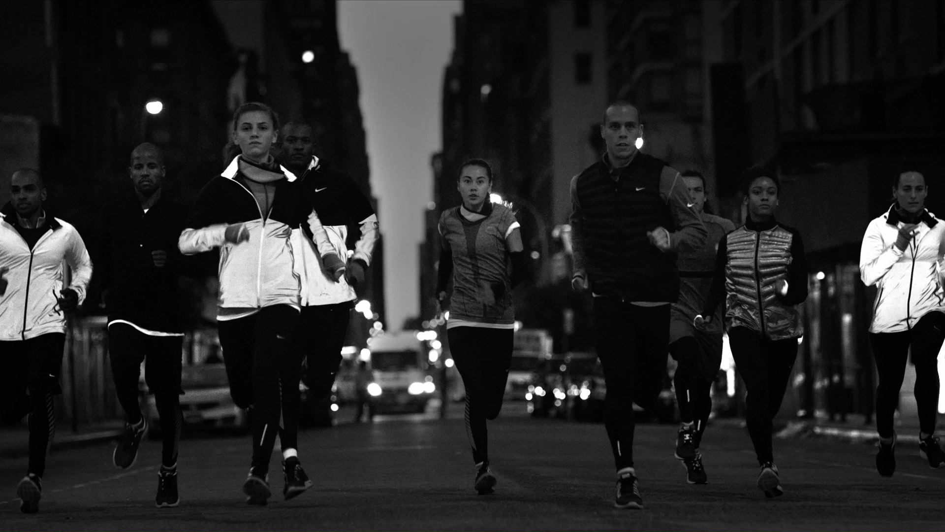 Run crew. Nike реклама. Nike Run обои. Найк зрители. Черный фон бег найк.